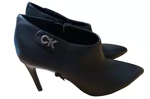 Stivali donna Calvin Klein Hally 2 taglia 11M scarpe tacco alto 3,5” caviglia nero NUOVI - Foto 1 di 8