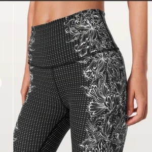 LULULEMON Wunder Under Hi Rise Tight - Black/White/ Floral - Special Edition - 6 - Picture 1 of 3