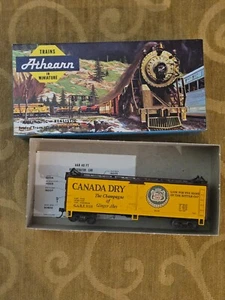 HO Athearn Trains in Miniature Blue Box 5202 Canada Dry Scribed Reefer - Picture 1 of 2