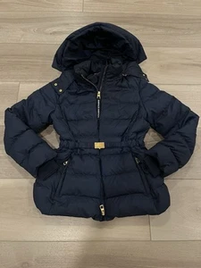 Tory Burch Performance-Daunenjacke mit Kapuze und Gürtel marineblau Größe S Small 695 $ - Bild 1 von 9