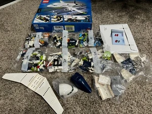 LEGO City Passagierflugzeug 60367 Marke Spielzeug Block 913 Stck. Neu offen Beschädigte Box - Bild 1 von 7