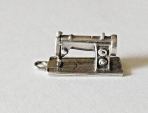 Ciondolo vintage anni 90 argento sterling 3D macchina da cucire sarta 13/16" L - Foto 1 di 9