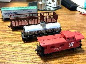 HO Scale Train Car Lot Caboose Tanker Boxcar Pulpwood Rack Car - Bild 1 von 5