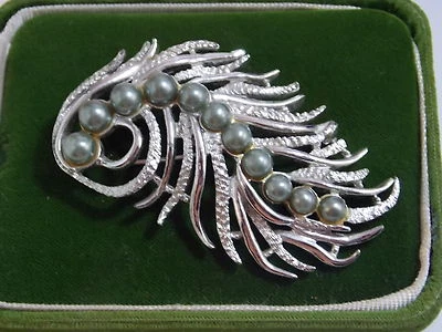 Graziosa Spilla Vintage Sarah Coventry In Argento Con Piuma E Perla Verde 6A 27 - Immagine 1 di 4
