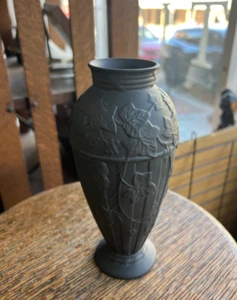 Vintage Wedgwood Doric Ton schwarz Basalt Efeu Muster Jasperware Vase ~ sehr guter Zustand ~ - Bild 1 von 13