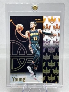 2024-25 Panini Court Kings - Trae Young #36 Obsidian /8 Hawks quasi nuovo+ - Foto 1 di 3