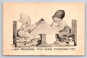 Postal de cómic de niños holandeses escribiendo te estoy escribiendo algunos pensamientos aún años 1910  - Imagen 1 de 10