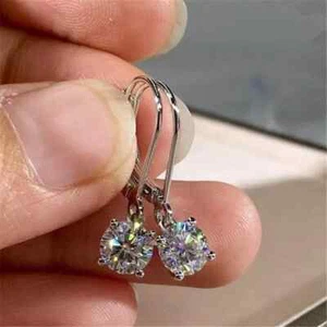 Pendientes colgantes y colgantes de moissanita VVS de corte redondo de 1,00 TCW enchapados en oro blanco de 14 K - Imagen 1 de 7
