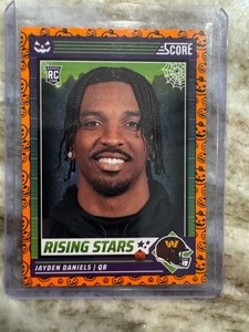 Jayden Daniels 2024 Score Halloween Orange Rookie RC Rising Stars #26 Commanders - Foto 1 di 3