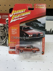 Johnny Lightning 1977 Oldsmobile Cutlass Supreme Classic Gold Collection - Picture 1 of 3