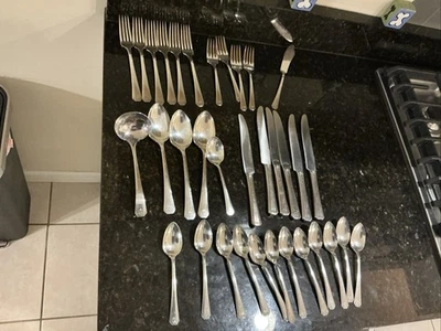 Oneida Community Tudor Plate SKYLINE SKYCREST CRAFTING Flatware 34 PIECES  1930s - Imagem 1 de 4