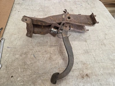 Chevrolet 1957 montaje de pedal de freno OEM usado Chevy Foto 1 de 4