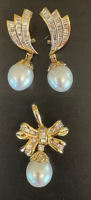 Juego de pendientes con perlas y diamantes de oro amarillo de 18k Foto 1 de 4