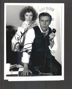 Jerry Orbach y Barbara Babcock - Doble autógrafo firmado 7x9 TV Still - Harry McGr - Imagen 1 de 2