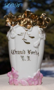 Antiguo jarrón de porcelana GRAND HORKS NORTE DAKOTA de más de UN SIGLO de antigüedad - Imagen 1 de 2