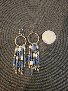 Pendientes de moda de plata bruñida y cuentas. 2,5" de largo - Imagen 1 de 4