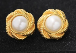Vintage ANNE KLEIN White Faux Pearls Gold Tone Earrings Pierced - Picture 1 of 6