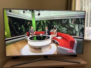 SAMSUNG Smart TV UE49MU6400 HDR 4K Ultra HD 49" TVPlus/Freesat - Picture 1 of 7