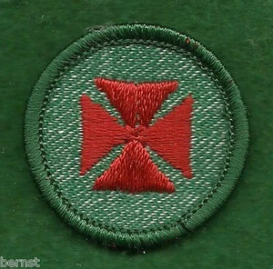 INSIGNIA NIÑA SCOUT - PRIMEROS AUXILIOS - VERDE MEDIO BRILLANTE - ENVÍO GRATUITO - Imagen 1 de 2