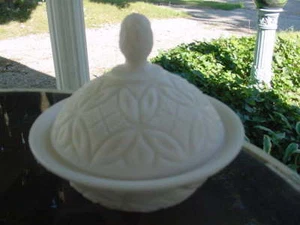 Piatto coperto vintage in vetro satinato con vetro al latte imperiale - Foto 1 di 4