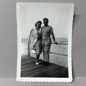 Vintage Fundfoto Paar auf der Promenade Wasser im Hintergrund gesehen 50er Jahre - Bild 1 von 2