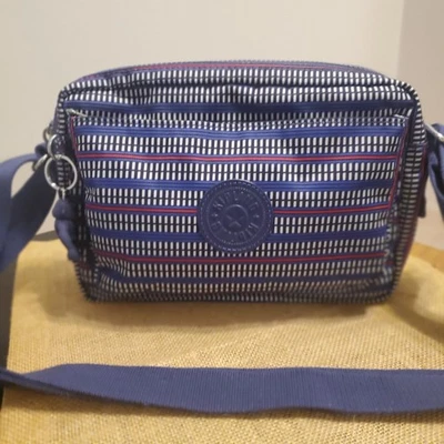 Kipling Abanu M Bandolera Ajustable Bolso Cartera Geo Azul Rojo Blanco Negro Patriótico  Foto 1 de 4