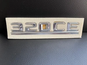Schriftzug Typenschild "320CE" Kofferraumdeckel für Mercedes W124 Coupe NEU - Picture 1 of 2