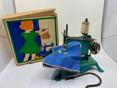 Máquina de coser de juguete vintage Little Betty funcionando azul verde con caja original Foto 1 de 4