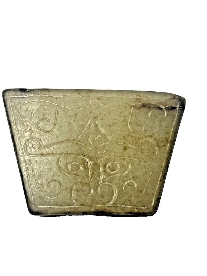 COLGANTE PRISMA TRAPEZOIDAL JADE BLANCO CARBONIZADO, DINASTÍA HAN, 206BC-220AD Foto 1 de 4