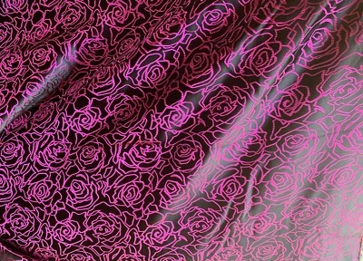 Ткань жаккардовая из искусственного шелка парчи с розовыми розами черная и фуксия с цветочным рисунком - Изображение 1 из 3