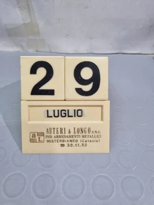 CALENDARIO PERPETUO PUBBLICITARIO DA TAVOLO A CUBI IN PLASTICA A PIRAMIDE 1980 - Foto 1 di 8