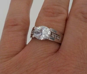 DAMENRING GRÖSSE 9 OVALER STEIN MIT AKZENTSTEINEN SILBERFARBEN MODESCHMUCK - Bild 1 von 5