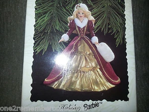 Hallmark Recuerdo 1996 Vacaciones Barbie Muñeca Navidad Ornamento #4 IN Serie De - Imagen 1 de 7