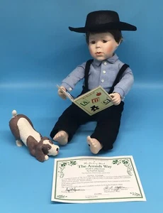 Bambola vintage in porcellana Danbury nuova di zecca Amish Joshua con cane di FayZah Spanos - Foto 1 di 16