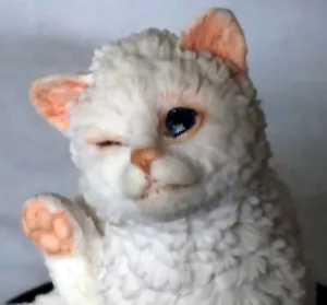 WHITE KITTEN SCRATCHING FIGURINE BY COUNTRY ARTISTS- MINIATURE - 2.25" - 1989 - Foto 1 di 6
