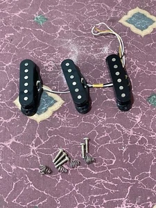 Juego de pastillas Fender Stratocaster 1981 N-5,92 k M-5,96 k B-7,69 k octubre 1981 - Imagen 1 de 2