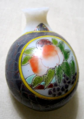 BOTELLA DE RAPÉ de colección FIGURAL de vidrio blanco y esmalte de tortuga melocotón y moneda firmada Foto 1 de 4