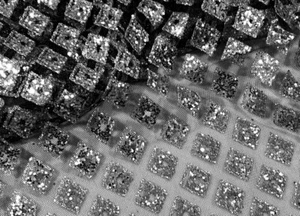 Tela de malla brillante plateada negra diamante de 50" de ancho vendida por yarda - Imagen 1 de 3