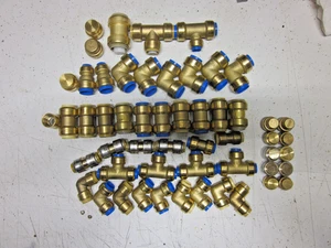 SET BESTEHEND AUS 54 SHARKBITE & SHARKBITE TYP BESCHLÄGEN - VERBINDUNGEN, ELLENBOGEN, T'S, STOPPER - Bild 1 von 5