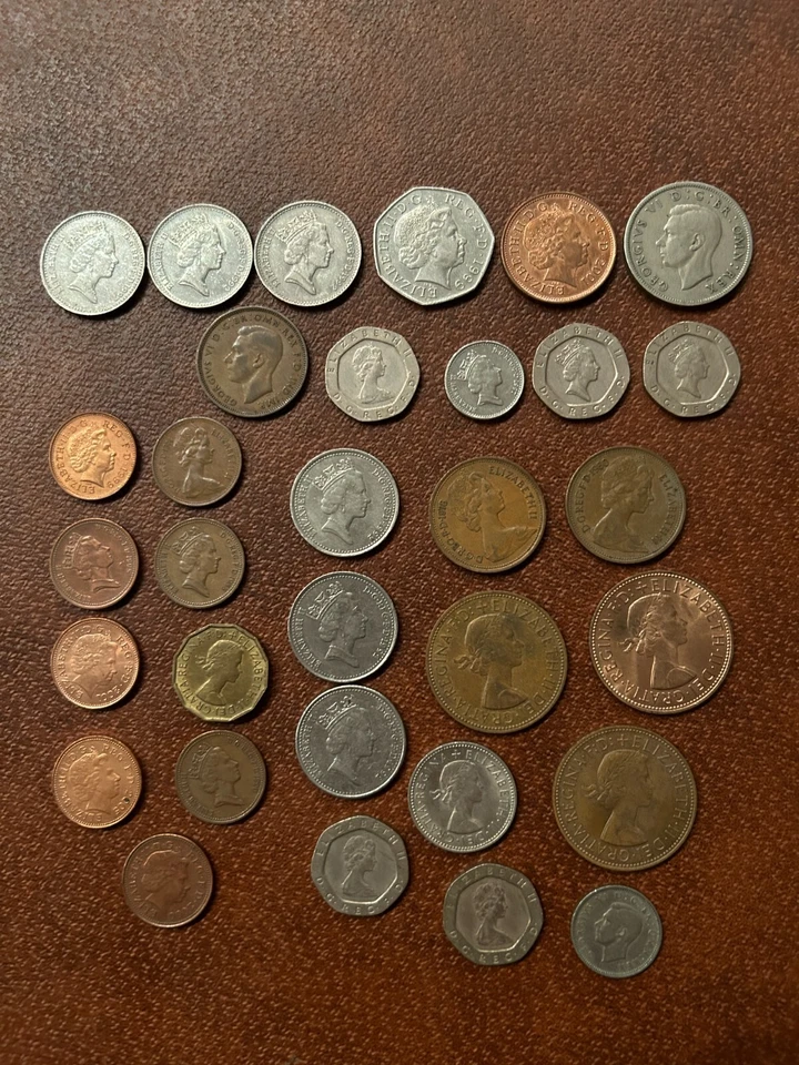 Enorme Lote de 32 Moedas Britânicas Vintage- Década de 1940-1990- Ver desc. para anos/denom - Imagem 1 de 1