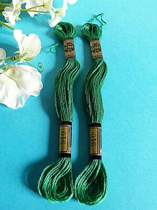 025A/ Gorgeous Lot Of 2 DMC Embroidery Floss Skeins No. 25 Emerald Green No. 910 - Picture 1 of 3