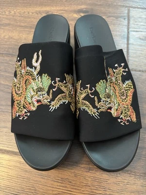 Sandalias De Colección Años 90 Y2K Bebe Talla 10 Negro Plataforma Bordada Dragón Gruesas Deslizables Foto 1 de 4