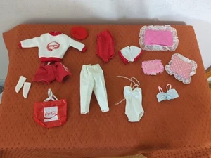 Lotto vestiti Barbie vintage misti Coca Cola, costume da bagno, cuscini ed ect - Foto 1 di 22