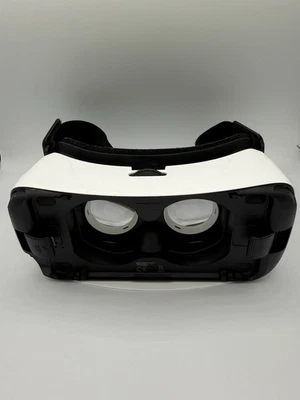 Auriculares de realidad virtual Samsung Gear VR alimentados por Oculus (SM-R325) - blancos Foto 1 de 4