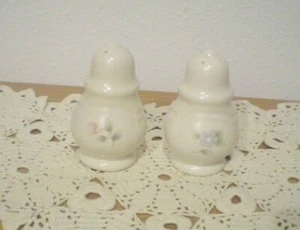 Tea Rose Salt & Pepper Shaker Set - Pflatzgraff (USA) - Imagen 1 de 2