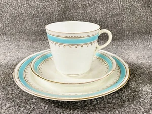 VINTAGE TRIO CERAMICA CERAMICA TAZZA DA TÈ PIATTINO E PIATTO FASCIA TURCHESE ORO DERBY - Foto 1 di 9