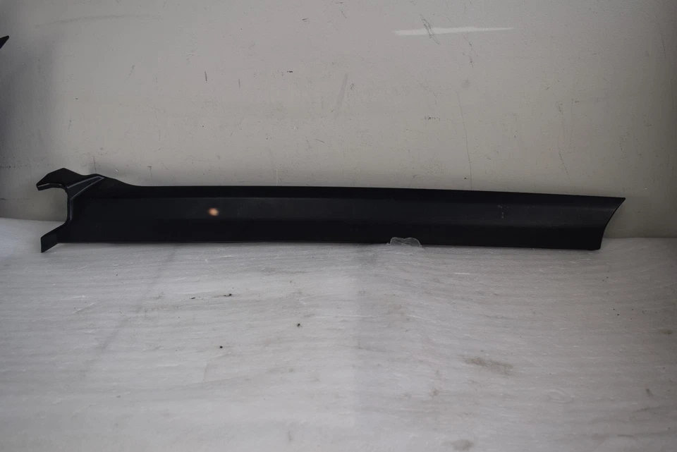 2015 LAND ROVER DISCOVERY L24 EXTERIOR WINDOW TRIM RIGHT SIDE FACTORY OEM  - Image 1 of 4
