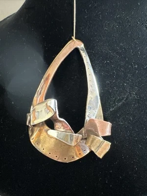 Colgante brutalista artesanal de plata de latón y cobre Foto 1 de 4