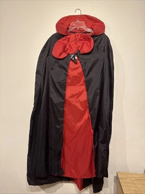 Par de capas Drácula. Apenas fantasia tamanhos G/XL e S/M. Lojas Jo Ann correspondentes - Imagem 1 de 3