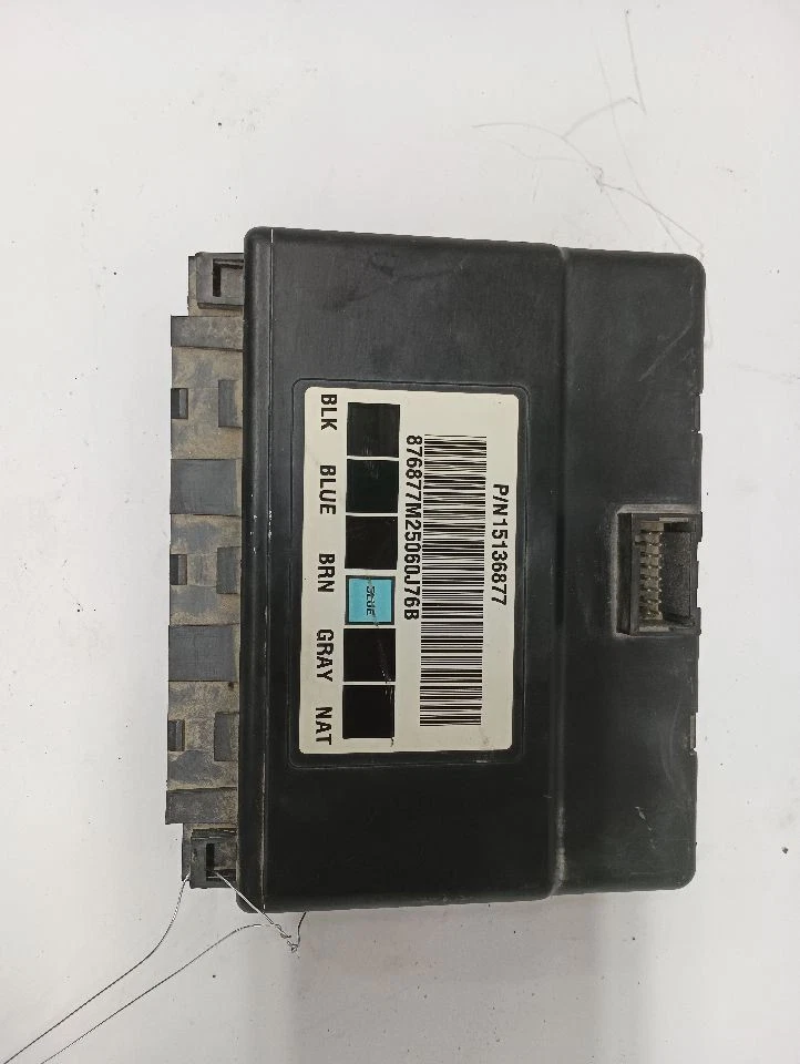 Módulo de control de carrocería GM 15136877 BCM de 2005 Chevy Tahoe 10100890 Foto 1 de 4